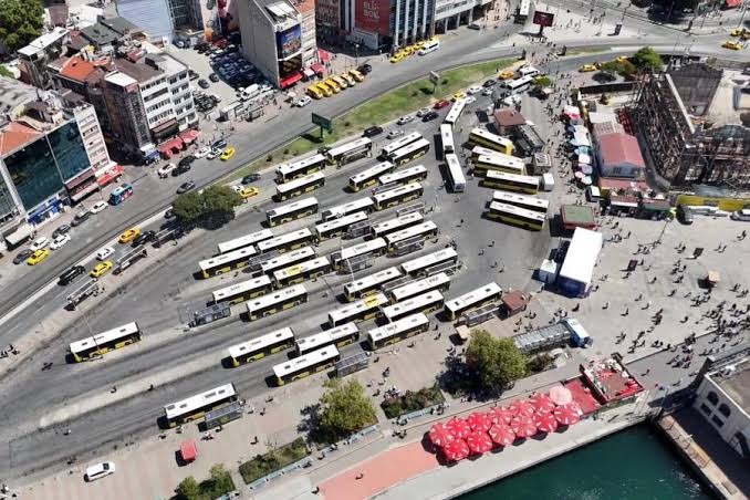 Kadıköy Rıhtım’daki otobüs peronlarının kaldırılarak hatların Uzunçayır’a taşınmasıyla başlayan yeni ulaşım düzeni vatandaşların tepkisine neden oldu.