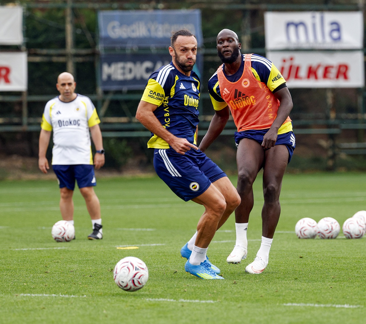 Yeni transfer Romelu Lukaku da sarı-lacivertli takımla ilk kez antrenmana katıldı.