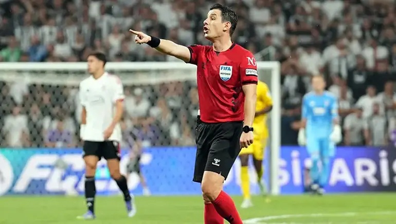 Türkiye Futbol Federasyonu, cumartesi günü Kadıköy’de oynanacak Fenerbahçe-Beşiktaş derbisinde Halil Umut Meler’in görev yapacağını duyurdu.