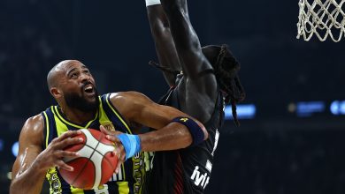 Fenerbahçe derbide Beşiktaş’ı devirdi! Cumhurbaşkanlığı Kupası sarı-lacivertlilerin 2 39.Erkekler Cumhurbaşkanlığı Kupası’nda Fenerbahçe, Sinan Erdem Spor Salonu’nda karşılaştığı Beşiktaş’ı 72-59 mağlup ederek kupaya uzandı. Sarı-lacivertliler, ilk yarıda kurduğu üstünlüğü maç sonuna kadar korudu.