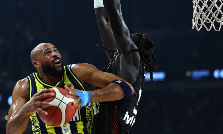 39.Erkekler Cumhurbaşkanlığı Kupası’nda Fenerbahçe, Sinan Erdem Spor Salonu’nda karşılaştığı Beşiktaş’ı 72-59 mağlup ederek kupaya uzandı. Sarı-lacivertliler, ilk yarıda kurduğu üstünlüğü maç sonuna kadar korudu.