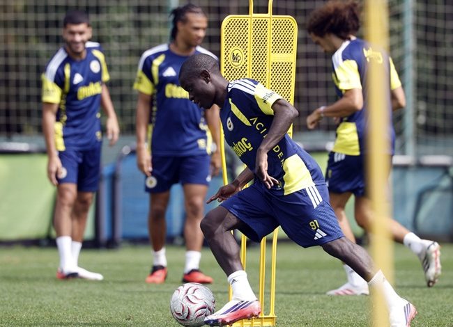 Fenerbahçe, Süper Lig’in 5. haftasında deplasmanda oynayacağı Gaziantep FK maçı öncesinde 22 kişilik kamp kadrosunu açıkladı. Sakatlığı bulunan Marco Asensio kafilede yer almadı.