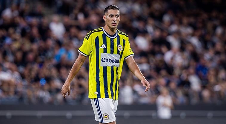 Fenerbahçe, antrenmanda sol dizinden sakatlanan Mert Müldür’ün menisküs yırtığı nedeniyle Avusturya’da operasyon geçirdiğini açıkladı.