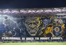 Fenerbahçe’nin 18 yıl sonra yeniden Şampiyonlar Ligi sahnesine çıktığı Roma maçında sarı-lacivertli taraftarlar tribün şovuyla geceye damga vurdu.