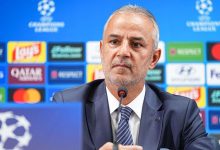 Fenerbahçe’nin Roma ile oynadığı Şampiyonlar Ligi karşılaşmasında teknik direktör İsmail Kartal’a su şişesi atan taraftar gözaltına alındı.