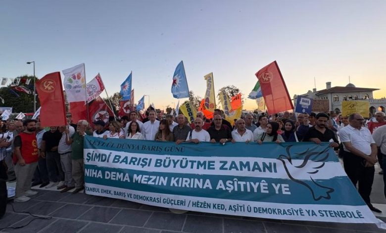 İstanbul Emek, Barış ve Demokrasi Güçleri öncülüğünde Kadıköy’de bir araya gelen grup, Dünya Barış Günü kapsamında yürüyüş gerçekleştirdi.