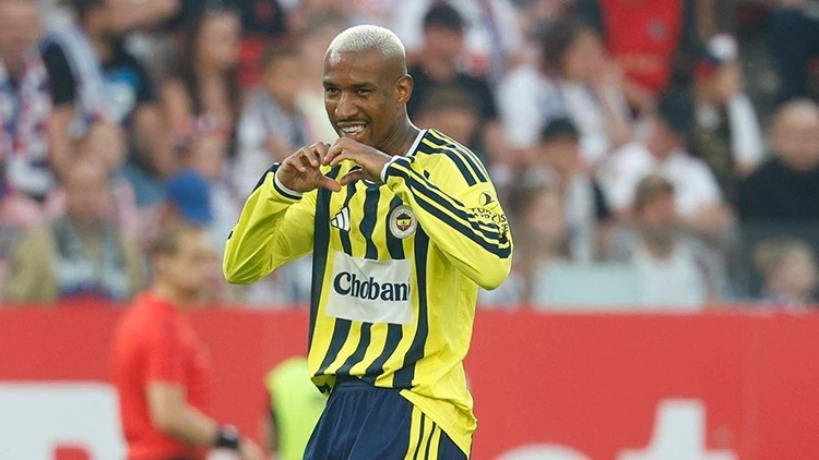 Fenerbahçe’nin yabancı oyuncu kuralı nedeniyle yollarını ayırma kararı aldığı Anderson Talisca, İstanbul’dan ayrıldı.