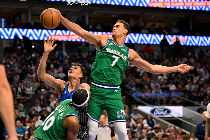 Fenerbahçe Tarfin, uzun yıllar NBA'de forma giyen Dwight Powell'ı gözüne kestirdi.