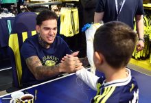 Fenerbahçe’nin Brezilyalı kalecisi Ederson Moraes, Kadıköy’de düzenlenen imza gününde sarı-lacivertli taraftarlarla buluştu
