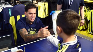 Fenerbahçe’nin Brezilyalı kalecisi Ederson Moraes, Kadıköy’de düzenlenen imza gününde sarı-lacivertli taraftarlarla buluştu