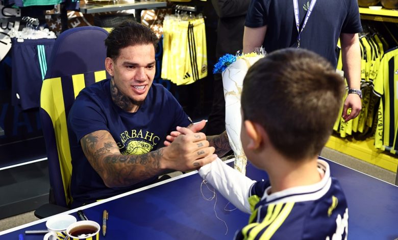 Fenerbahçe’nin Brezilyalı kalecisi Ederson Moraes, Kadıköy’de düzenlenen imza gününde sarı-lacivertli taraftarlarla buluştu