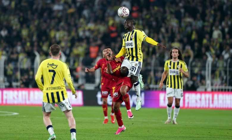 Süper Lig’in 10. haftasında Göztepe’yi ağırlayan Fenerbahçe, ilk yarıyı önde kapattığı karşılaşmada üstünlüğünü koruyamadı. Sarı-lacivertliler, ikinci yarıda iki dakika içinde yediği gollerle sahadan 2-1 mağlup ayrıldı.