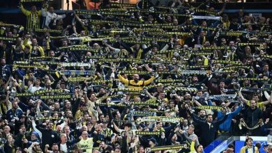 Fenerbahçe’nin Aston Villa ile oynadığı Şampiyonlar Ligi maçı öncesinde metro istasyonunda yaşanan izdiham ve arbede sonrası bazı Türk taraftarlar gözaltına alındı.