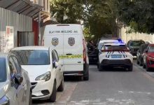 İstanbul Kadıköy’de 4 katlı bir inşaatta çalışan işçi, henüz bilinmeyen nedenle zemine düştü. Sağlık ekipleri işçinin olay yerinde hayatını kaybettiğini belirledi.