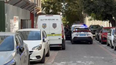 İstanbul Kadıköy’de 4 katlı bir inşaatta çalışan işçi, henüz bilinmeyen nedenle zemine düştü. Sağlık ekipleri işçinin olay yerinde hayatını kaybettiğini belirledi.