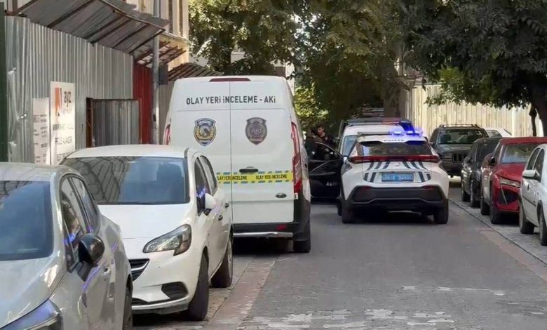 İstanbul Kadıköy’de 4 katlı bir inşaatta çalışan işçi, henüz bilinmeyen nedenle zemine düştü. Sağlık ekipleri işçinin olay yerinde hayatını kaybettiğini belirledi.