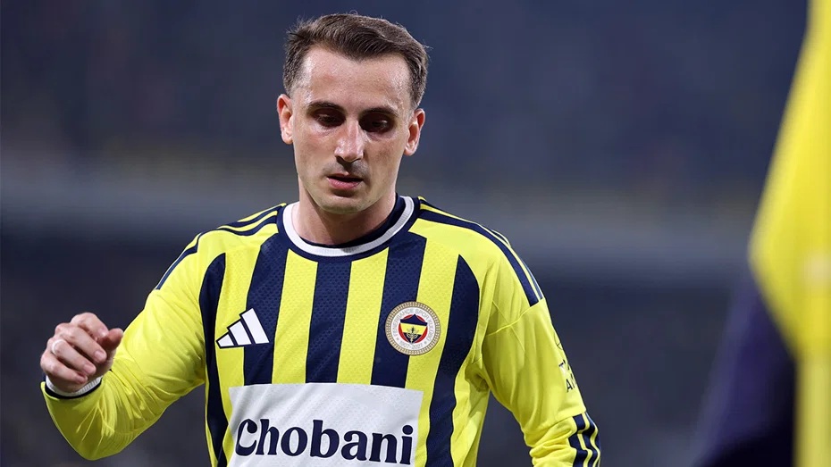 Fenerbahçe’nin Göztepe karşısında 1-0 öne geçtiği maçı 2-1 kaybetmesi tribünleri ayağa kaldırdı. Sarı-lacivertli taraftarlar yönetimi ve futbolcuları protesto ederken, Kerem Aktürkoğlu da ıslıkların hedefi oldu.