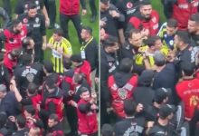 Mert Hakan Yandaş polisle tartıştı 3 Galatasaray’ın Fenerbahçe’yi 2-1 mağlup ettiği derbinin ardından saha içinde tansiyon yükseldi. Fenerbahçeli Mert Hakan Yandaş’ın olayları yatıştırmaya çalışan polis ekipleriyle tartıştığı anlar dikkat çekti.