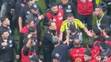 Galatasaray-Fenerbahçe derbisinin ardından saha içinde yaşanan gerginlikte adı gündeme gelen Mert Hakan Yandaş, polislerle tartıştığı iddiaları üzerine açıklama yaptı.