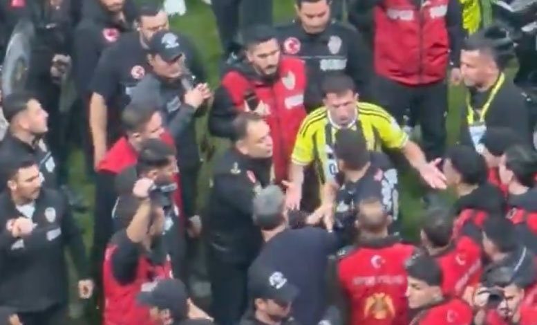 Galatasaray-Fenerbahçe derbisinin ardından saha içinde yaşanan gerginlikte adı gündeme gelen Mert Hakan Yandaş, polislerle tartıştığı iddiaları üzerine açıklama yaptı.
