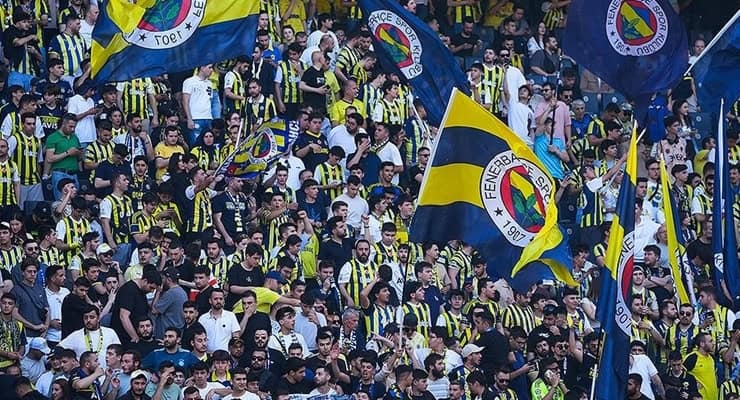 Fenerbahçe’nin Slavia Prag’la 2-2 berabere kaldığı Şampiyonlar Ligi maçının ardından UEFA’nın Matteo karşılaşmanın oyuncusu seçmesi sarı-lacivertli taraftarların tepkisini çekti. Guendouzi’yi Fransız futbolcunun Slavia Prag’ın ilk golünde yaptığı hata, kararın en çok tartışılan noktası oldu.
